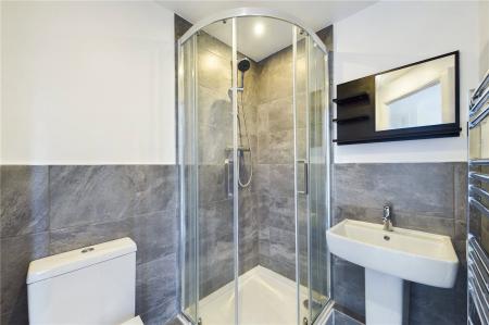 2 bedroom Flat to let in Benham Drive, Spencers Wood