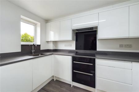 2 bedroom Flat to let in Benham Drive, Spencers Wood