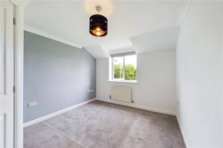 2 bedroom Flat to let in Benham Drive, Spencers Wood