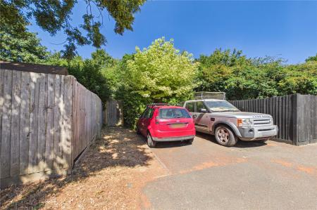 2 bedroom Flat for sale in Wiltshire Crescent, Basingstoke