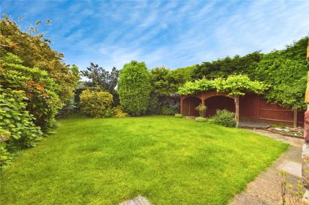 4 bedroom Detached house to let in Impstone Road, Pamber Heath