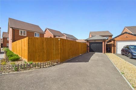 4 bedroom Detached house to let in Sela Drive, Shinfield