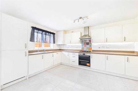 4 bedroom Detached house to let in Sela Drive, Shinfield