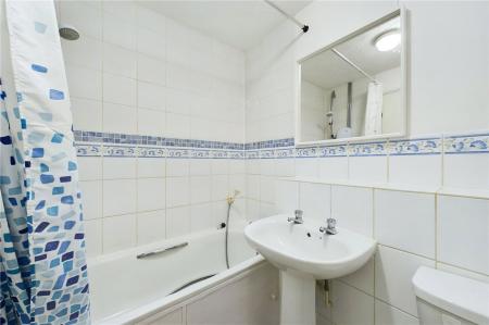 2 bedroom Terraced House to let in Odette Gardens, Tadley