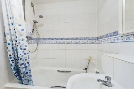 2 bedroom Terraced House to let in Odette Gardens, Tadley
