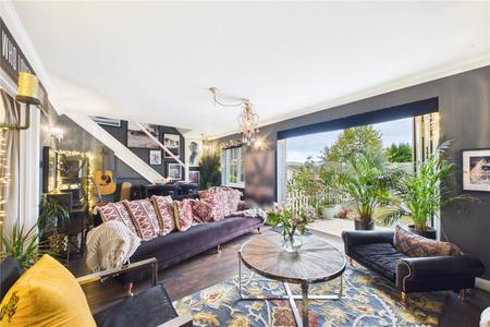 3 bedroom End of terrace house for sale in London Road, Overton