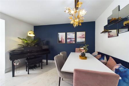 3 bedroom Semi-detached house to let in Albert Close, Spencers Wood