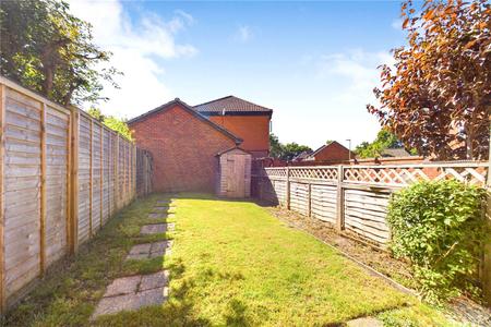 2 bedroom Terraced House to let in Finch Close, Tadley