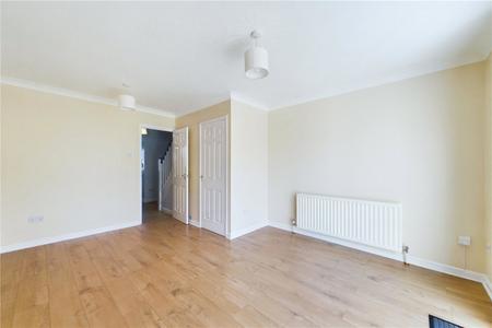 2 bedroom Terraced House to let in Finch Close, Tadley