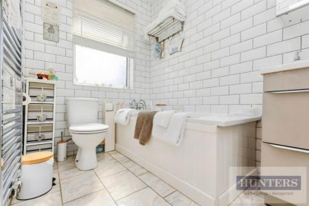 4 bedroom Semi-detached house for sale in Westbrooke Crescent, Welling, Kent, DA16