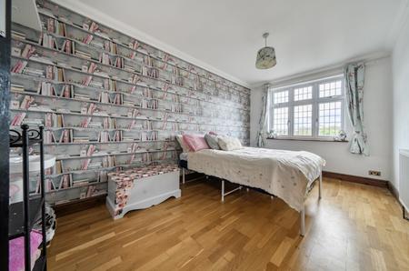 5 bedroom Detached house for sale in Heathview Avenue Crayford, Dartford, Kent, DA1