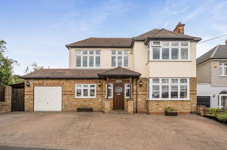 5 bedroom Detached house for sale in Heathview Avenue Crayford, Dartford, Kent, DA1