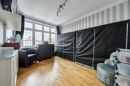 5 bedroom Detached house for sale in Heathview Avenue Crayford, Dartford, Kent, DA1
