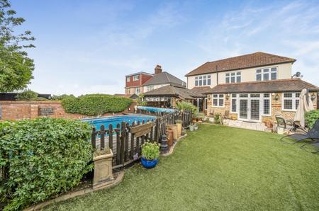 5 bedroom Detached house for sale in Heathview Avenue Crayford, Dartford, Kent, DA1
