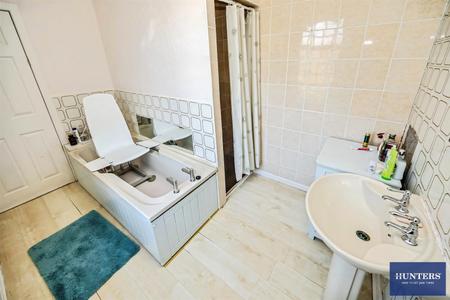 3 bedroom End of terrace house for sale in Ash Tree House, Village Street Norwood Green, Halifax, HX3 8QG