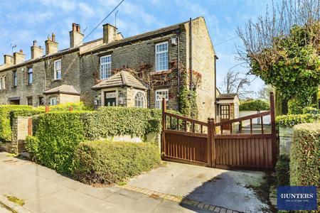 3 bedroom End of terrace house for sale in Ash Tree House, Village Street Norwood Green, Halifax, HX3 8QG