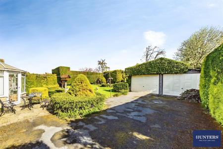 3 bedroom End of terrace house for sale in Ash Tree House, Village Street Norwood Green, Halifax, HX3 8QG