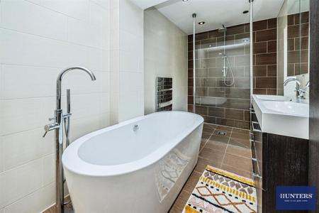 3 bedroom House for sale in Heathy Lane Halifax, HX2 9UN