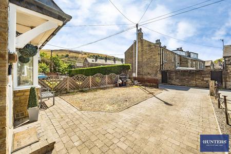 3 bedroom House for sale in Heathy Lane Halifax, HX2 9UN