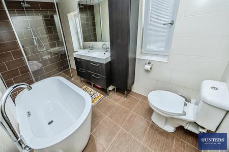 3 bedroom House for sale in Heathy Lane Halifax, HX2 9UN