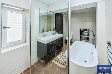 3 bedroom House for sale in Heathy Lane Halifax, HX2 9UN