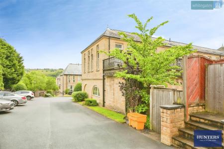 2 bedroom Apartment for sale in McCrea Apartments, Emily Way, Halifax, HX1 2NS