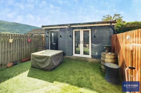 3 bedroom Terraced House for sale in Brickfield Lane Halifax, HX2 9AU