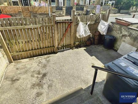 3 bedroom Terraced House to let in Lee Mount Road, Halifax, HX3