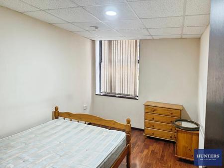2 bedroom Flat to let in Queens Court, Bull Close Lane, Halifax, HX1