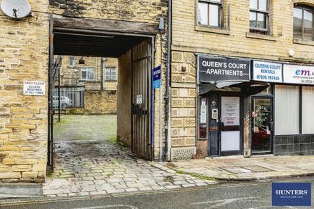 2 bedroom Flat to let in Queens Court, Bull Close Lane, Halifax, HX1