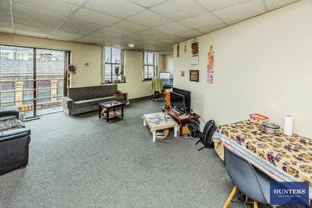 2 bedroom Flat to let in Queens Court, Bull Close Lane, Halifax, HX1