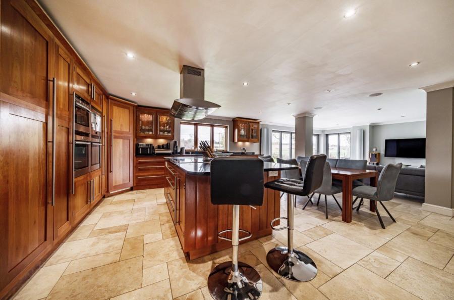 4 bedroom  detached house for sale