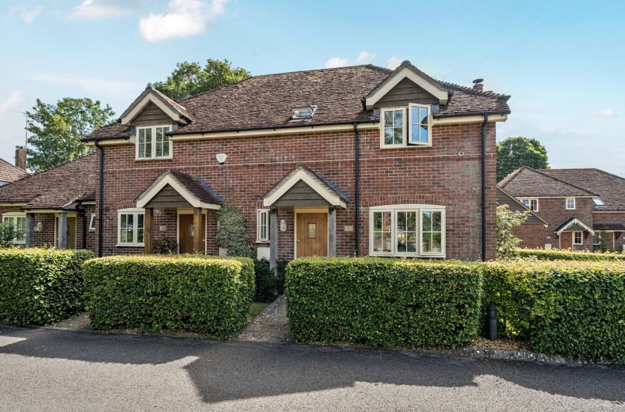 3 bedroom  semi-detached semi-detached house for sale