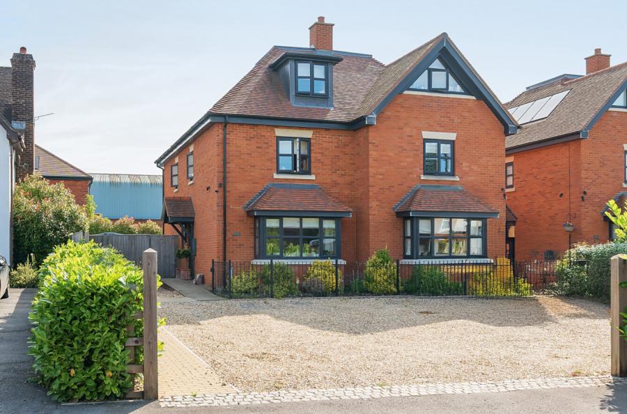 4 bedroom  semi-detached house for sale