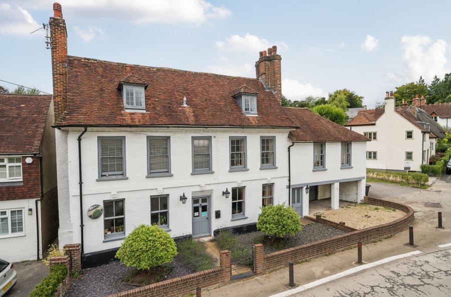 5 bedroom  semi-detached house for sale