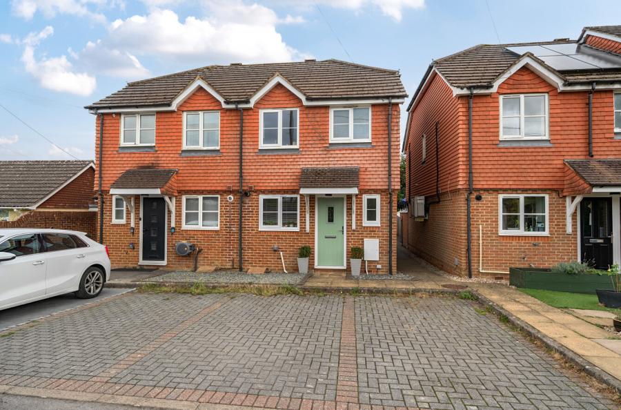 2 bedroom  semi-detached house for sale