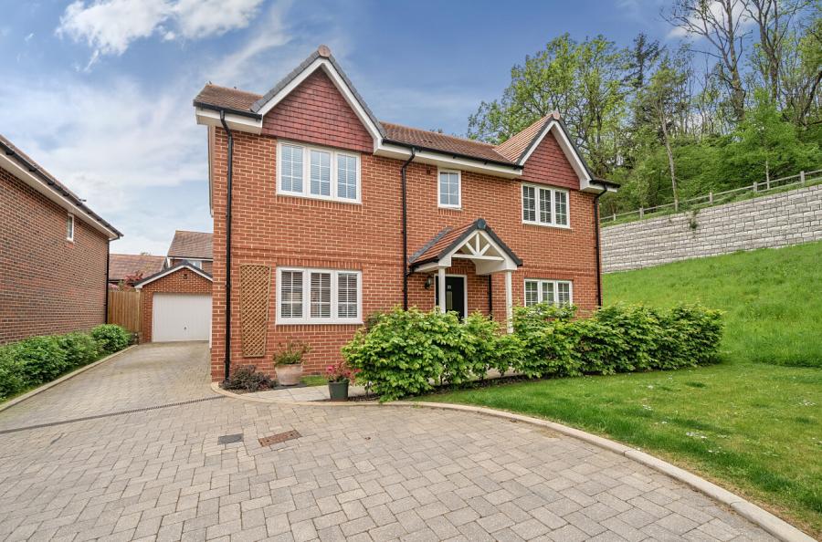 5 bedroom  detached house for sale