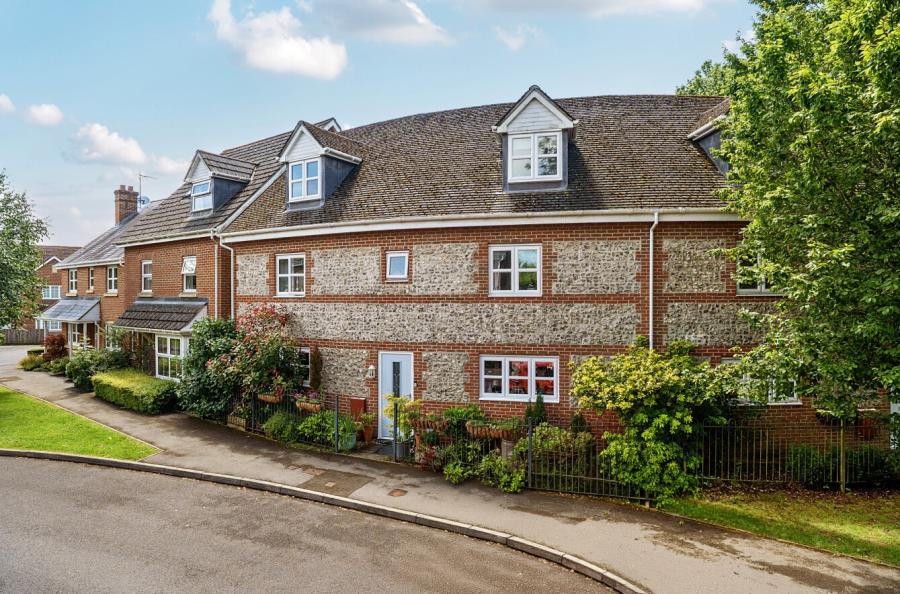 5 bedroom  semi-detached house for sale