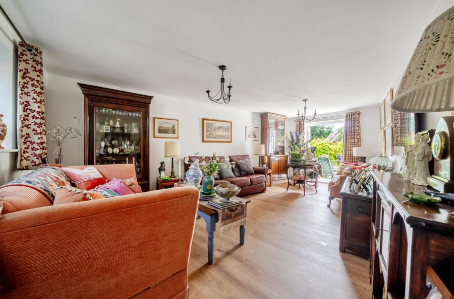 5 bedroom  semi-detached house for sale
