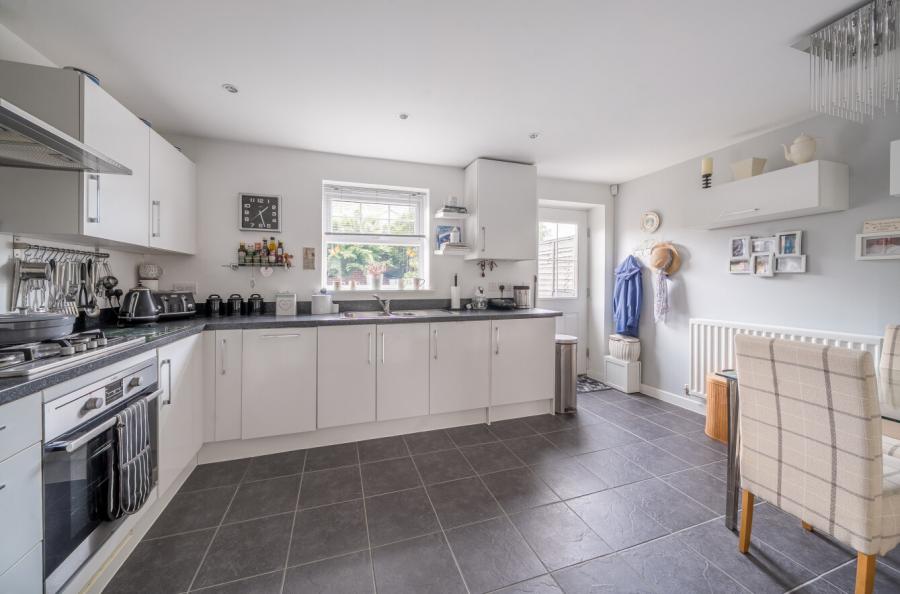 2 bedroom  terraced house for sale