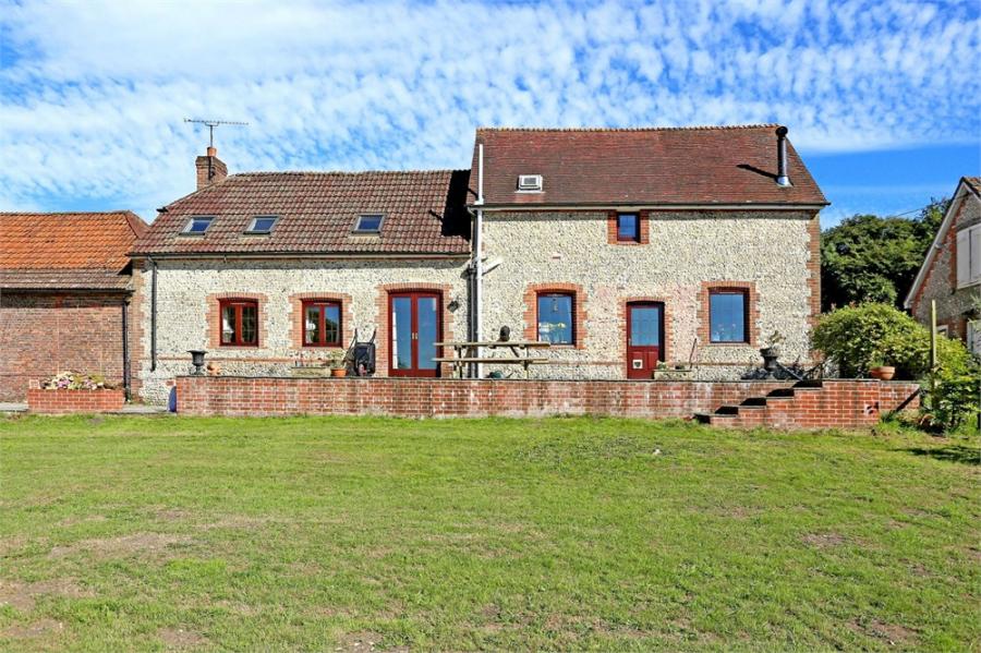 2 bedroom  semi-detached house to rent