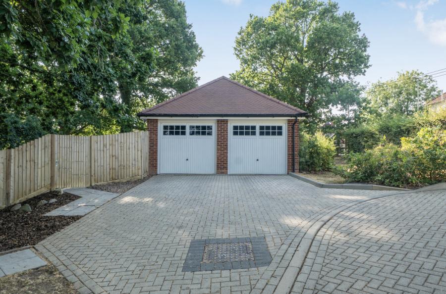5 bedroom  detached house for sale
