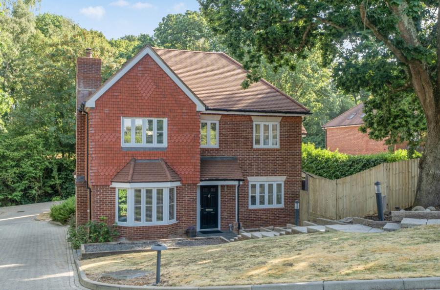 5 bedroom  detached house for sale