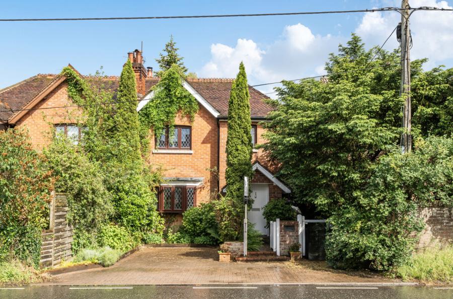 3 bedroom  semi-detached house for sale