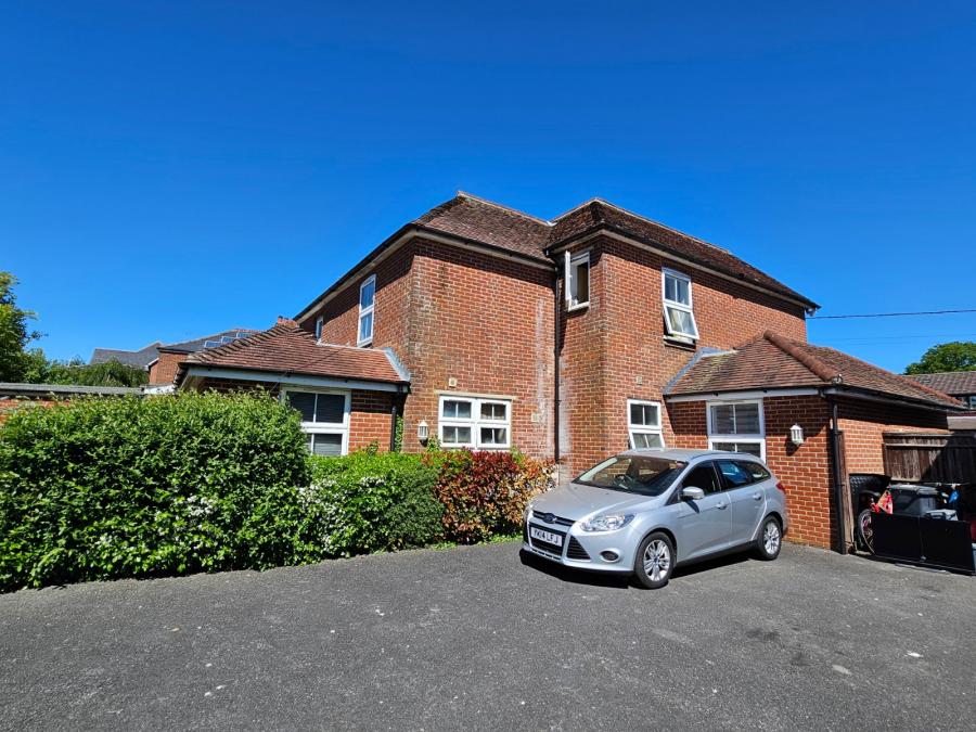 6 bedroom  semi-detached house for sale
