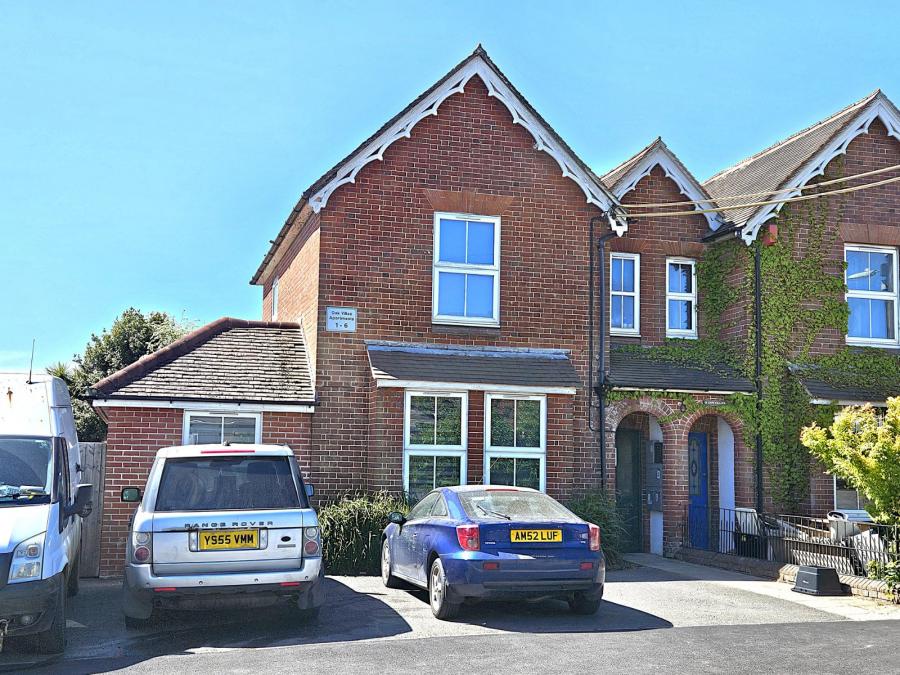 6 bedroom  semi-detached house for sale