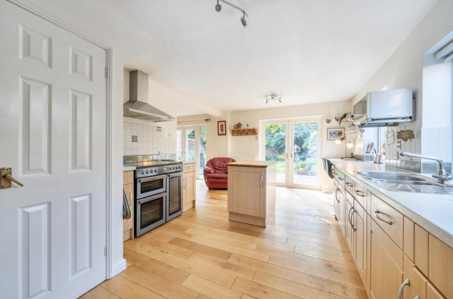 5 bedroom  detached house for sale