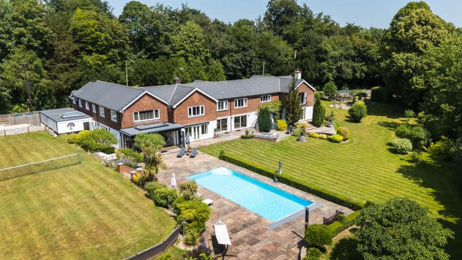 6 bedroom  detached house for sale