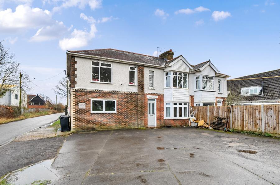 6 bedroom  semi-detached house for sale