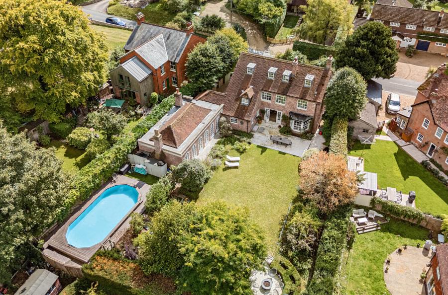 5 bedroom  detached house for sale